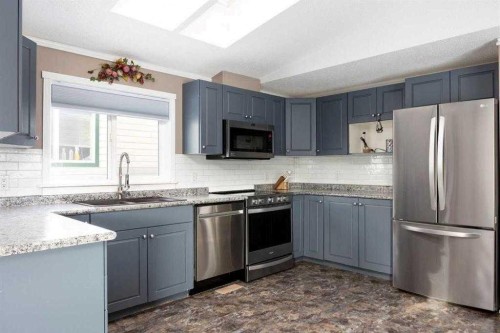 120 Hunter Street, Fort Mcmurray, AB - Indoor Photo Showing Kitchen With Upgraded Kitchen
