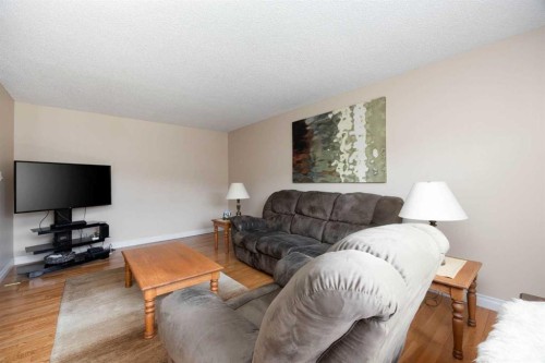 117 Goodwin Place, Fort Mcmurray, AB - Indoor Photo Showing Living Room