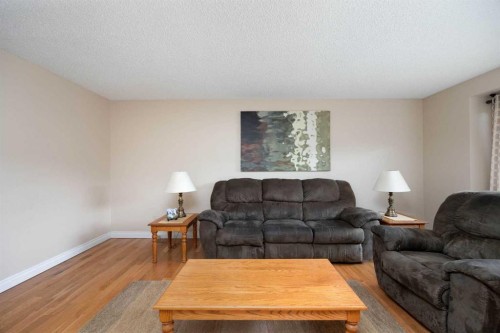 117 Goodwin Place, Fort Mcmurray, AB - Indoor Photo Showing Living Room