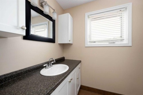117 Goodwin Place, Fort Mcmurray, AB - Indoor Photo Showing Bathroom