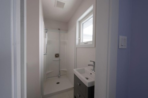 113 Dundas Road, Fort Mcmurray, AB - Indoor Photo Showing Bathroom