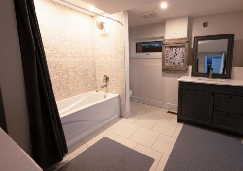 113 Dundas Road, Fort Mcmurray, AB - Indoor Photo Showing Bathroom