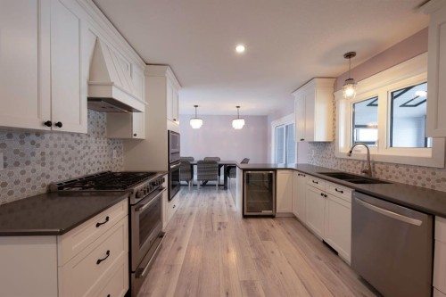 113 Dundas Road, Fort Mcmurray, AB - Indoor Photo Showing Kitchen With Double Sink With Upgraded Kitchen