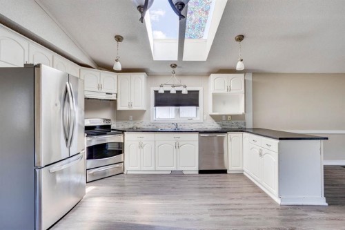 132 Gregoire Crescent, Fort Mcmurray, AB - Indoor Photo Showing Kitchen With Upgraded Kitchen