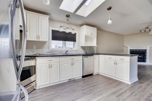 132 Gregoire Crescent, Fort Mcmurray, AB - Indoor Photo Showing Kitchen With Upgraded Kitchen