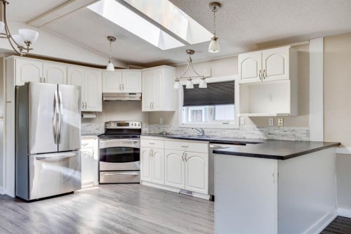 132 Gregoire Crescent, Fort Mcmurray, AB - Indoor Photo Showing Kitchen With Upgraded Kitchen