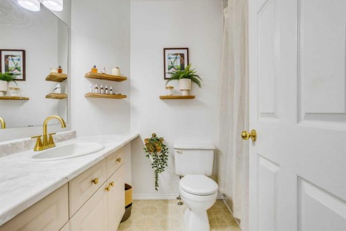 176 Burton Place, Fort Mcmurray, AB - Indoor Photo Showing Bathroom
