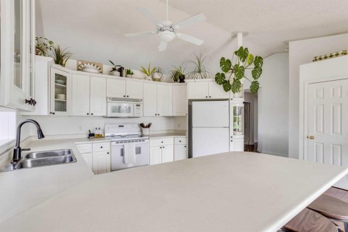 176 Burton Place, Fort Mcmurray, AB - Indoor Photo Showing Kitchen With Double Sink