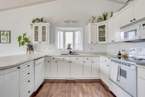 176 Burton Place, Fort Mcmurray, AB - Indoor Photo Showing Kitchen