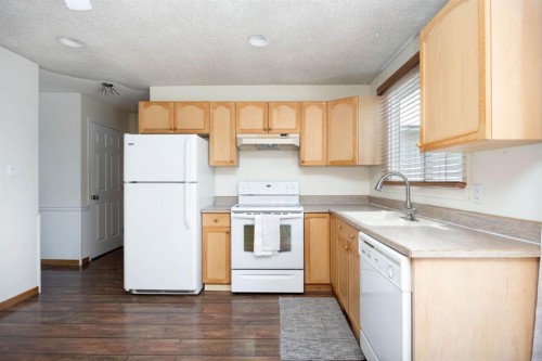 121 Erindale Road, Fort Mcmurray, AB - Indoor Photo Showing Kitchen With Double Sink