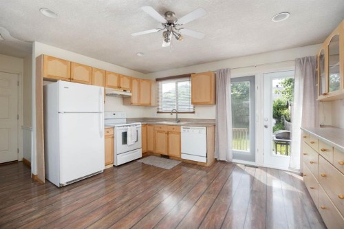 121 Erindale Road, Fort Mcmurray, AB - Indoor Photo Showing Kitchen