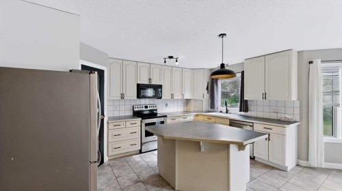 117 Barber Drive, Fort Mcmurray, AB - Indoor Photo Showing Kitchen With Upgraded Kitchen