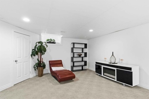 249 Fox Crescent, Fort Mcmurray, AB - Indoor Photo Showing Other Room