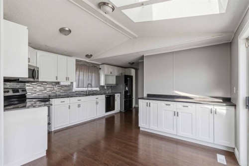 137 Cree Road, Fort Mcmurray, AB - Indoor Photo Showing Kitchen With Upgraded Kitchen