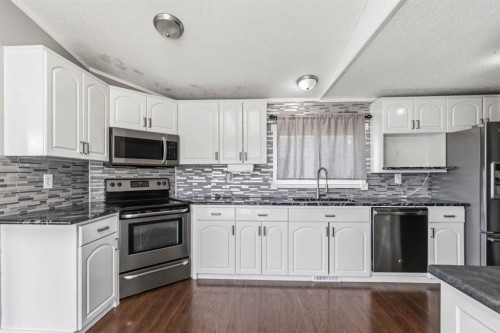 137 Cree Road, Fort Mcmurray, AB - Indoor Photo Showing Kitchen With Upgraded Kitchen