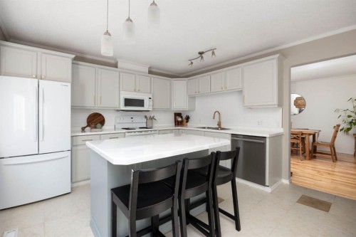 254 Wolverine Drive, Fort Mcmurray, AB - Indoor Photo Showing Kitchen