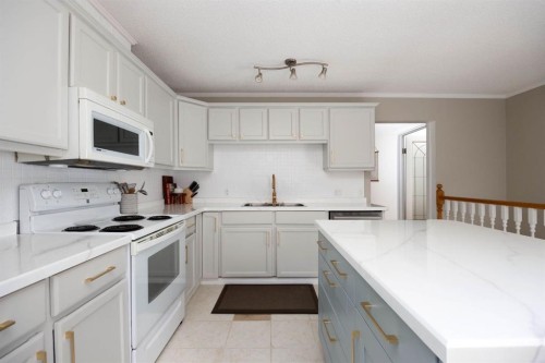 254 Wolverine Drive, Fort Mcmurray, AB - Indoor Photo Showing Kitchen