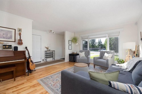 254 Wolverine Drive, Fort Mcmurray, AB - Indoor Photo Showing Living Room