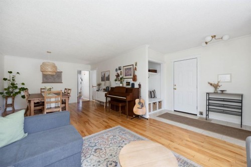 254 Wolverine Drive, Fort Mcmurray, AB - Indoor Photo Showing Living Room