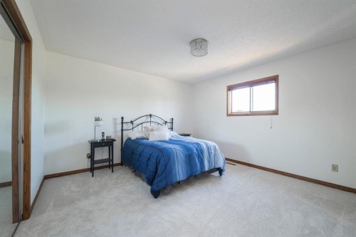 118 Dickins Close, Fort Mcmurray, AB - Indoor Photo Showing Bedroom