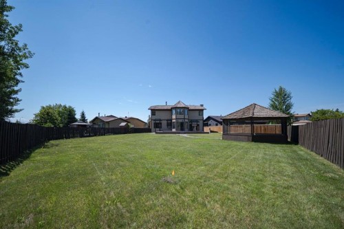 118 Dickins Close, Fort Mcmurray, AB - Outdoor With Backyard