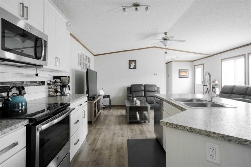 104 Beacon Hill Place, Fort Mcmurray, AB - Indoor Photo Showing Kitchen With Double Sink With Upgraded Kitchen