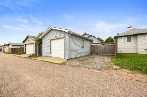 136 Parry Crescent, Fort Mcmurray, AB - Outdoor With Exterior