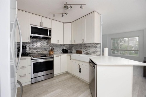 136 Parry Crescent, Fort Mcmurray, AB - Indoor Photo Showing Kitchen With Upgraded Kitchen