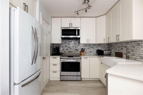 136 Parry Crescent, Fort Mcmurray, AB - Indoor Photo Showing Kitchen With Upgraded Kitchen