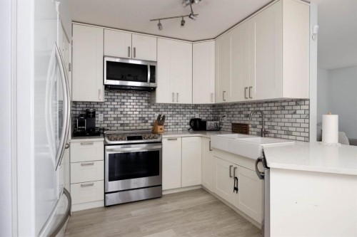 136 Parry Crescent, Fort Mcmurray, AB - Indoor Photo Showing Kitchen With Upgraded Kitchen