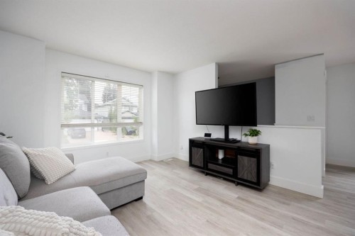 136 Parry Crescent, Fort Mcmurray, AB - Indoor Photo Showing Living Room