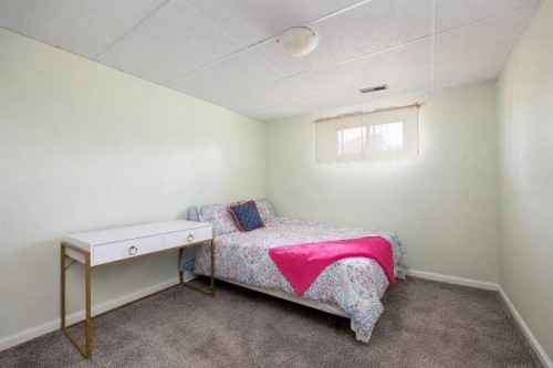 122 Bird Crescent, Fort Mcmurray, AB - Indoor Photo Showing Bedroom