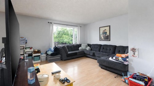 122 Bird Crescent, Fort Mcmurray, AB - Indoor Photo Showing Living Room
