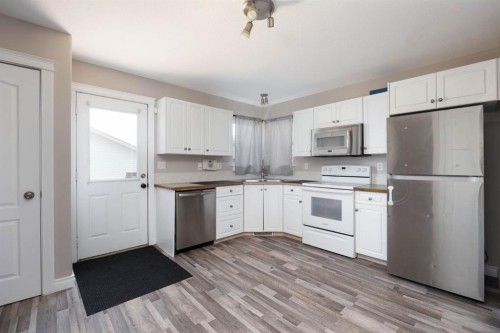 632 Athabasca Avenue, Fort Mcmurray, AB - Indoor Photo Showing Kitchen