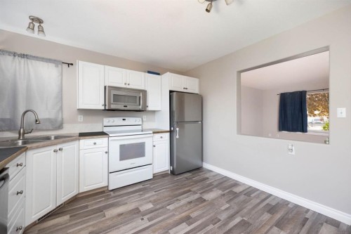 632 Athabasca Avenue, Fort Mcmurray, AB - Indoor Photo Showing Kitchen With Double Sink