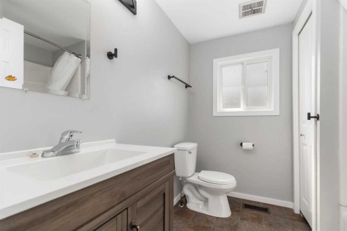 180 Greenbriar Bay, Fort Mcmurray, AB - Indoor Photo Showing Bathroom
