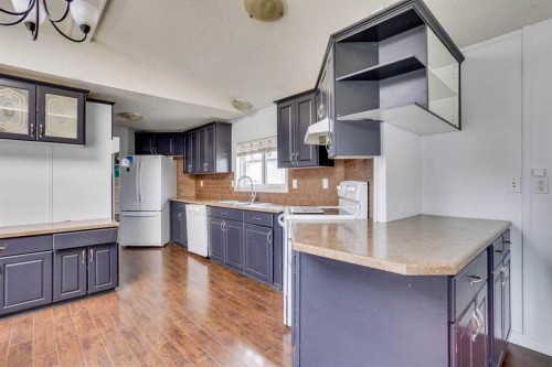 180 Cokerill Crescent, Fort Mcmurray, AB - Indoor Photo Showing Kitchen