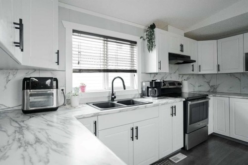 161 Harpe Way, Fort Mcmurray, AB - Indoor Photo Showing Kitchen With Double Sink