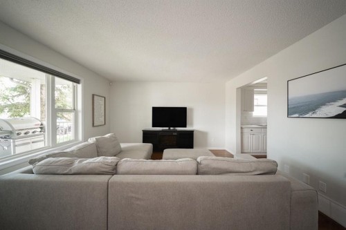 53-100 St.Laurent Way, Fort Mcmurray, AB - Indoor Photo Showing Living Room