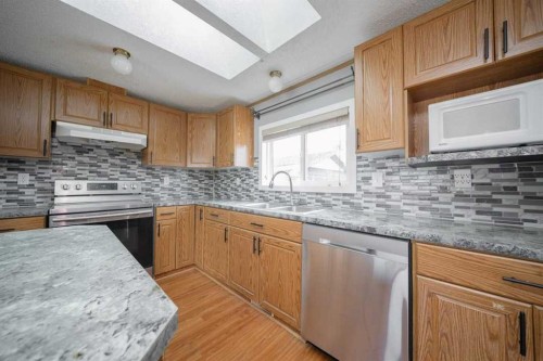 216 Cree Road, Fort Mcmurray, AB - Indoor Photo Showing Kitchen With Upgraded Kitchen