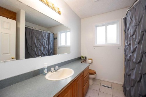 222 Berens Place, Fort Mcmurray, AB - Indoor Photo Showing Bathroom