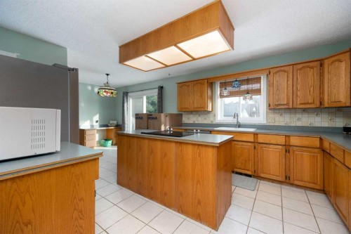 222 Berens Place, Fort Mcmurray, AB - Indoor Photo Showing Kitchen