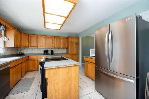 222 Berens Place, Fort Mcmurray, AB - Indoor Photo Showing Kitchen