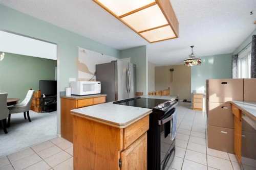 222 Berens Place, Fort Mcmurray, AB - Indoor Photo Showing Kitchen