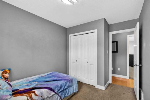 443 Pacific Crescent, Fort Mcmurray, AB - Indoor Photo Showing Bedroom