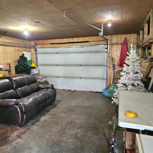 9821 101 Ave, Plamondon, AB - Indoor Photo Showing Garage