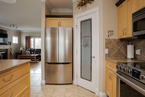 128 Dogwood Lane, Fort Mcmurray, AB - Indoor Photo Showing Kitchen