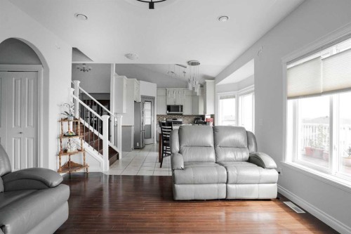 147 Killdeer, Fort Mcmurray, AB - Indoor Photo Showing Living Room