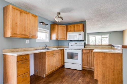 368 Grey Crescent, Fort Mcmurray, AB - Indoor Photo Showing Kitchen With Double Sink