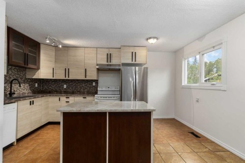156 Rock Bay, Fort Mcmurray, AB - Indoor Photo Showing Kitchen